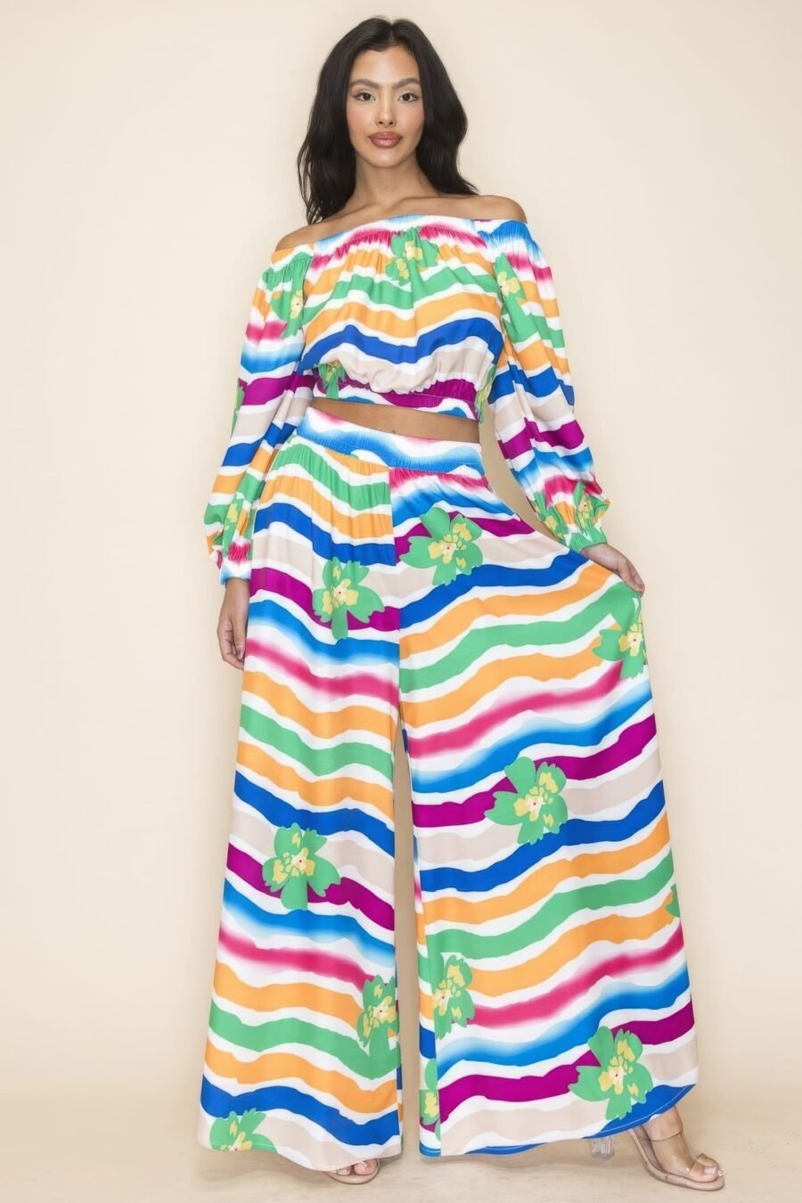 Chic off shoulder & wide pants set in multi-colored print with elastic neckline and high-waisted wide pants