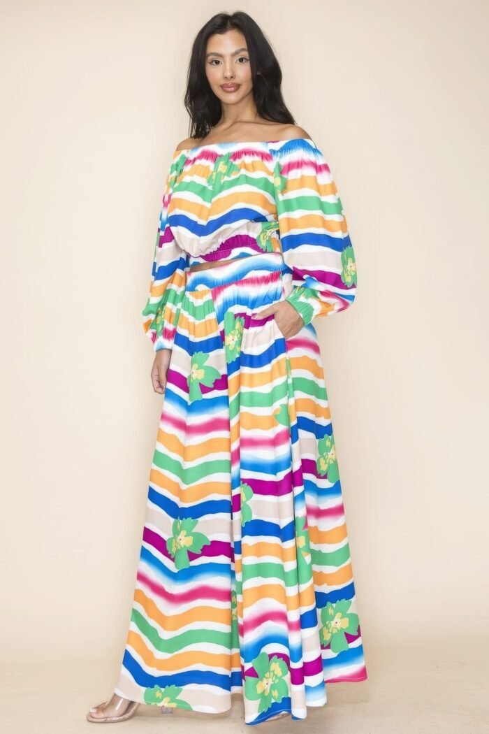 Chic off shoulder & wide pants set in multi-colored print with elastic neckline and high-waisted wide pants