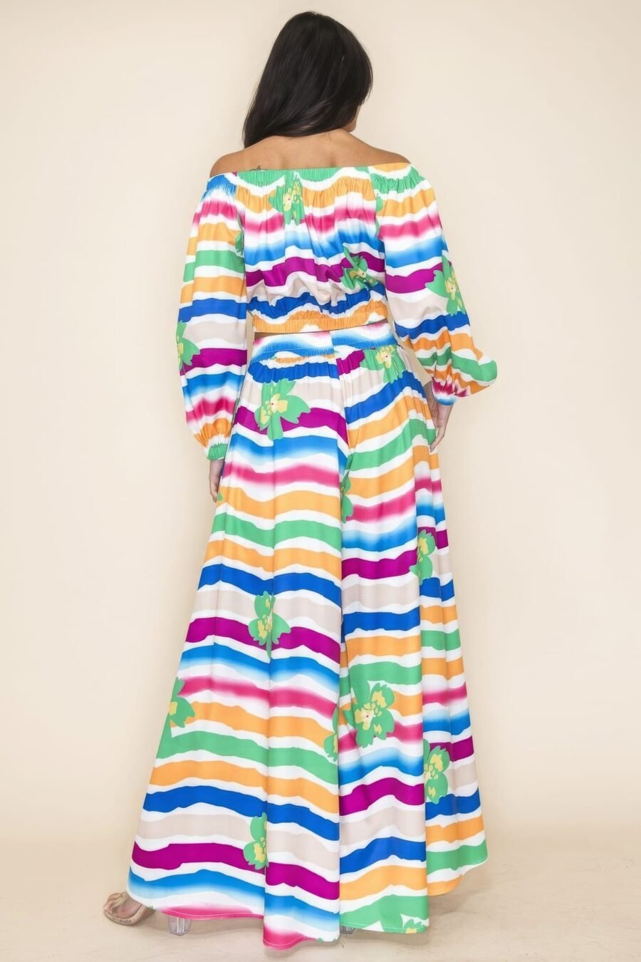Chic off shoulder & wide pants set in multi-colored print with elastic neckline and high-waisted wide pants