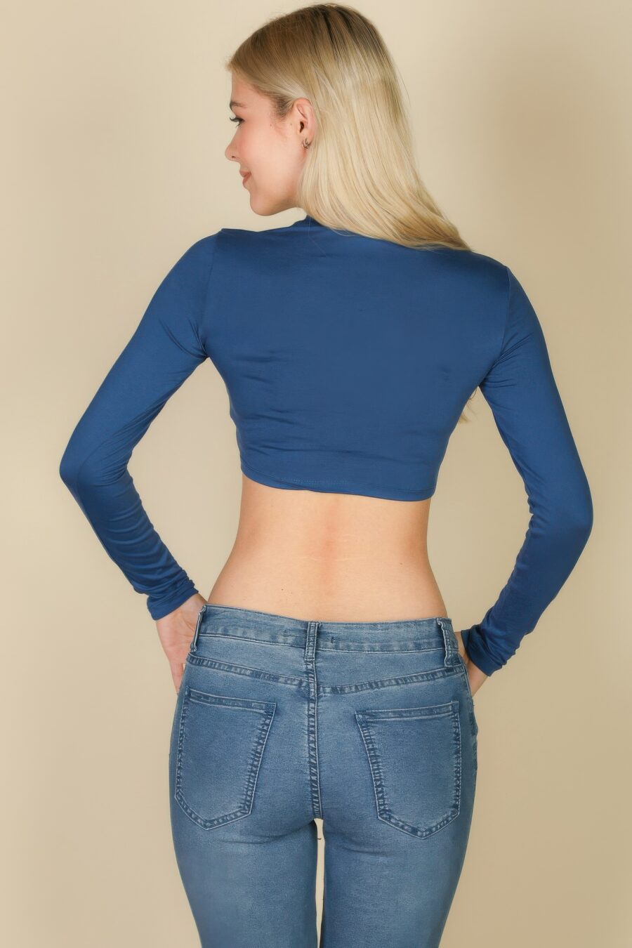 Crew neck long sleeve cropped top