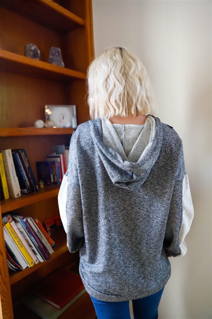 Belt & reversed details zip-up hooded sweater - image 4