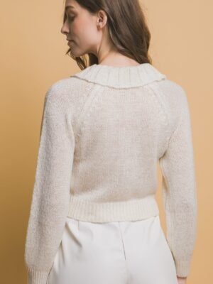 Short collard sweater
