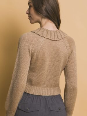 Short collard sweater