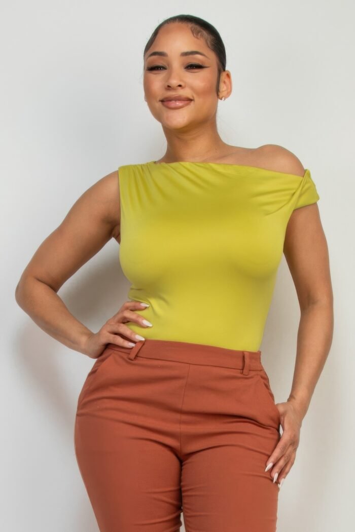 One-shoulder twisted detail silky top