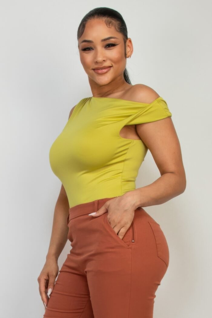 One-shoulder twisted detail silky top