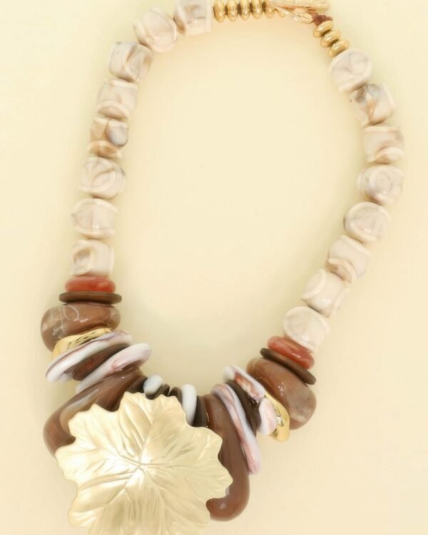 Stone Theme Necklace With Leaf Pendant
